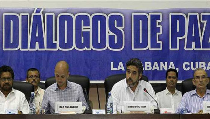 Miembros del Gobierno y la FARC-EP en un  encuentro en La Habana, Cuba.
