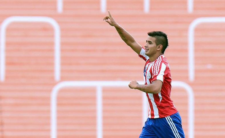 El atacante paraguayo Derlis González tiene 21 años (23/03/94) y anota goles en Basilea.