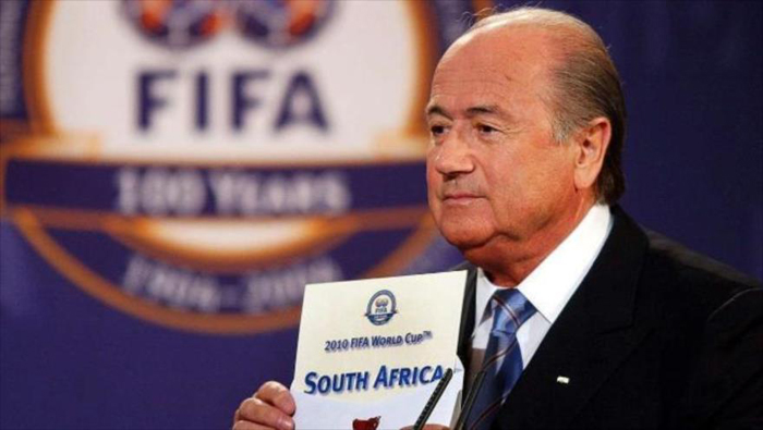 El entonces presidente de la FIFA, Joseph Blatter al revelar el nombre de Sudáfrica como país anfitrión del Mundial de Fútbol 2010.