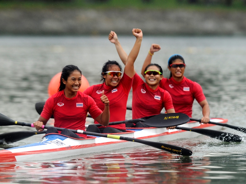 El equipo femenino de Tailandia celebra el oro en canoa K4-200m.