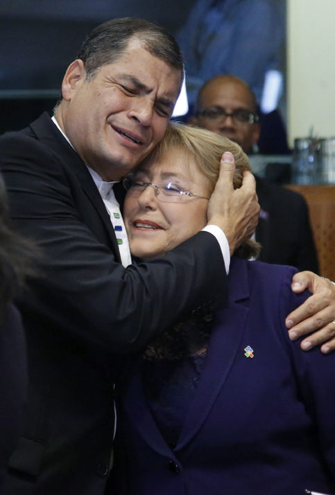 La Presidenta de Chile, Michelle Bachelet fue recibida afectuosamente por su homólogo ecuatoriano, Rafael Correa.