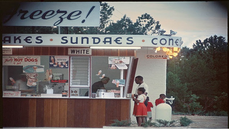 Esta es una heladeria en Alabama. Aquí se ve el momento donde una familia hace su pedido por el lado “de color”.