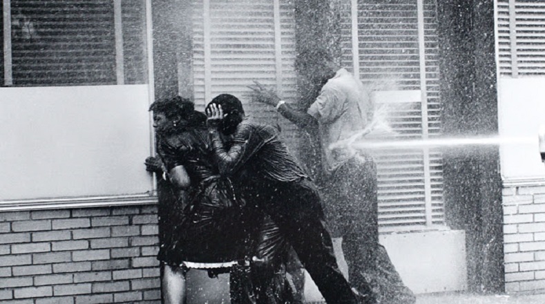Por siglos la policía reprime a afrodescendientes. En este caso se ve a la policía utilizando mangueras de agua contra los manifestantes afroamericanos.