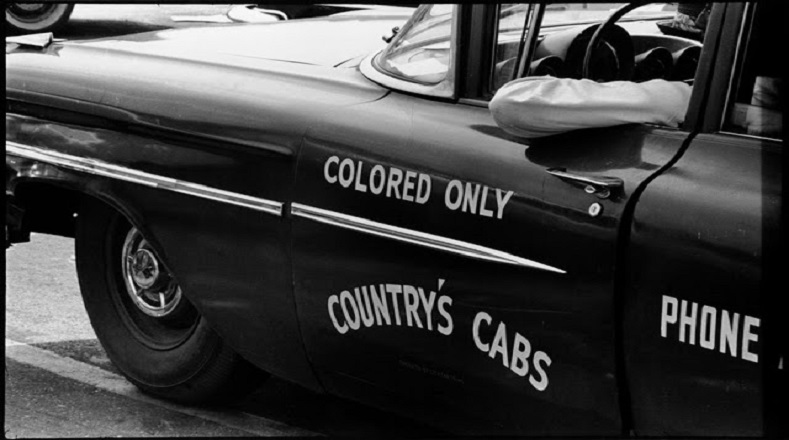 En esta época habían taxis para personas de color y otros para blancos.