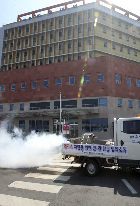 Un camión rocía desinfectante en los alrededores del hospital St. Mary en Pyeongtaek, al sur de Seúl, donde se registró el primer caso de coronavirus hace semanas.