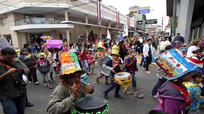 Fotografía del 30 de mayo de 2015 de niños durante una marcha en Asunción (Paraguay) contra la "erradicación progresiva" del trabajo infantil en ese país donde uno de cada cuatro niños y adolescentes de entre 5 y 17 años es económicamente activo.