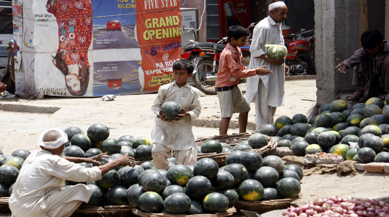 Un niño trabaja en un mercado de frutas y vegetales en Lahore, en el este de Pakistán.