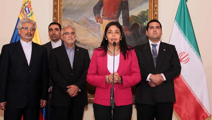La canciller venezolana Delcy Rodríguez junto a la delegación de los parlamentarios iraníes.