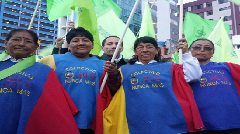 Los activistas levantaron las banderas de Alianza País y rechazaron la violencia.