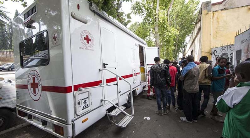 Una furgoneta de Cruz Roja atiende a los migrantes.