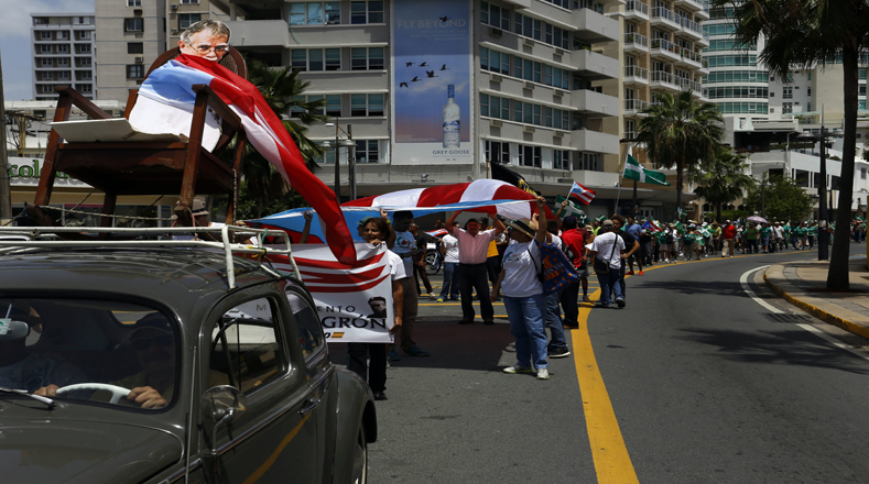 Los manifestantes recorrieron la principal vía de la zona turística de San Juan, norte de Puerto Rico.