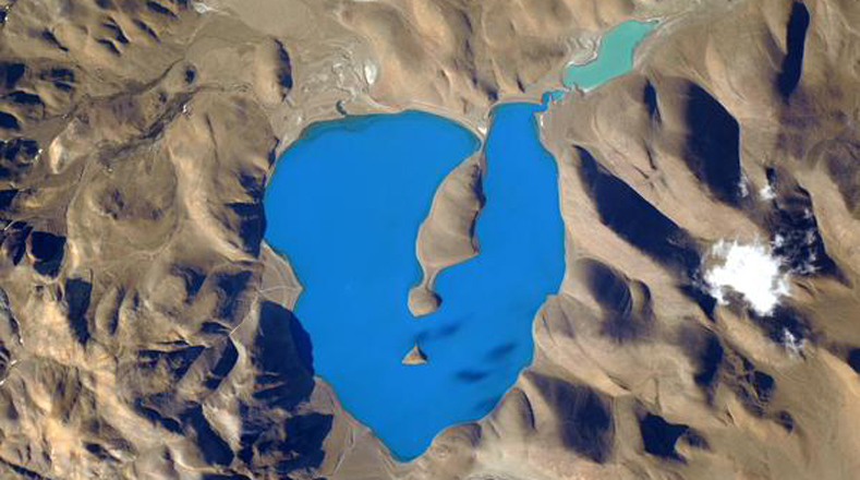 "Este lago del nordeste del Himalaya parece ser el lugar más azul del mundo” publicó Scott refiriendose al lago Cuo Womo o Cuowomo, en la región de Rikaze, en Tibet (China).