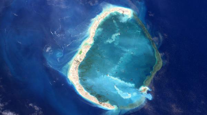 Bajo el hashtag o etiqueta #YearInSpace ha ido compartiendo imágenes de varios puntos de la Tierra vistos desde el espacio, como esta isla cuya ubicación no señala, pero de la que dice: "Eres el azul de nuestra canica azul".