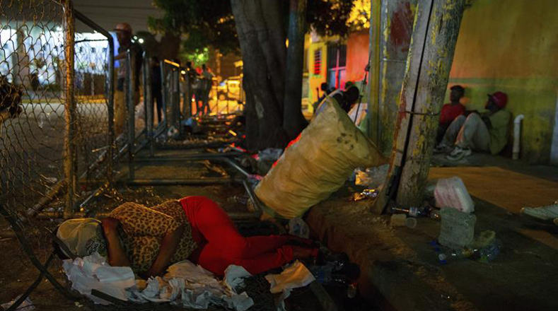 Inmigrantes haitianos durmieron a las afueras del ministerio de Interior y Policía en Santo Domingo, para poder registrarse en el plan.