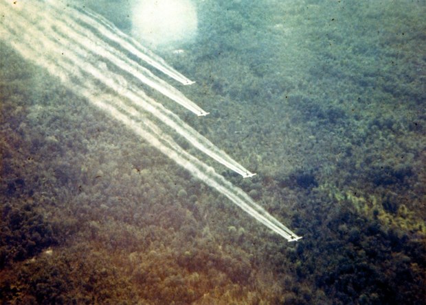 Aviones estadounidenses descargando el agente naranja en Vietnam.