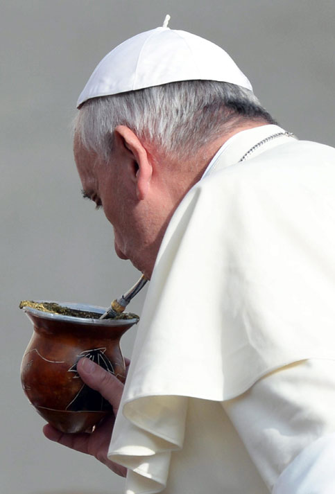 En 2013, Francisco tomó mate durante la audiencia general celebrada en la plaza de San Pedro del Vaticano.