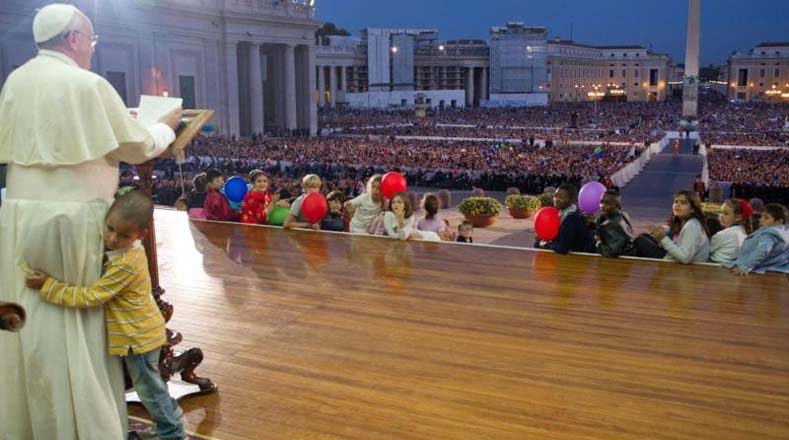 Un niño se subió al escenario para abrazar al papa Francisco durante su intervención en la Fiesta de la Familia en 2013.