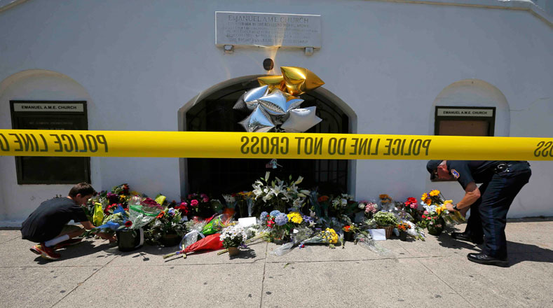 Los dolientes colocaron flores en las inmediaciones de la iglesia en la que se registró el tiroteo.