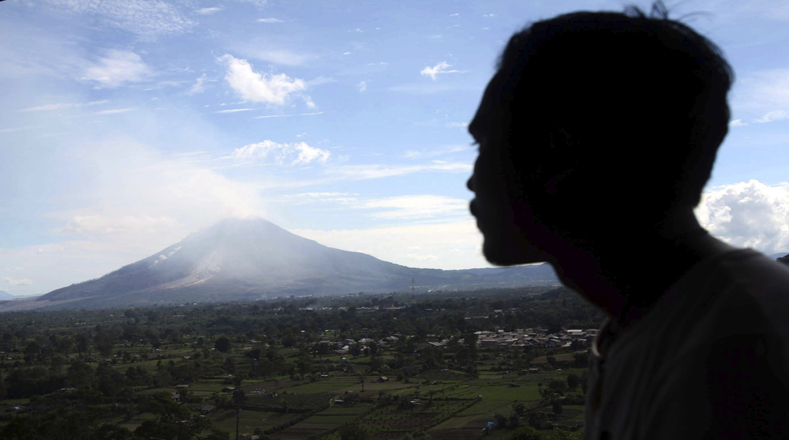 En Indonesia, el volcán Sinabung expulsa humo y ceniza.