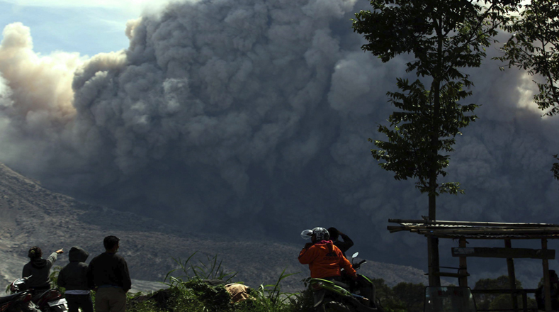 El volcán Sinabung lleva casi dos semanas al nivel máximo de alerta.