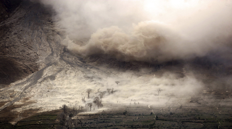 El monte Sinabung es uno de los cerca de 130 volcanes activos de Indonesia.