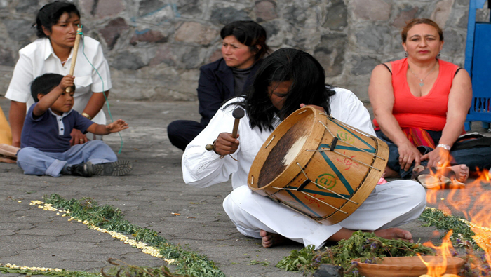 Los ecuatorianos agradecen con ritos, cantos y comparsas los beneficios de la Pachamama.