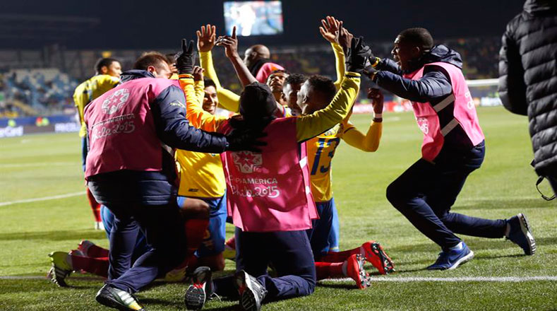 El delantero ecuatoriano Enner Valencia (d) celebra con sus compañeros la consecución del segundo gol del partido México-Ecuador.