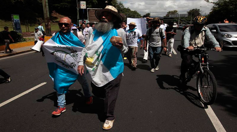 Oswaldo Ochoa, conocido en Guatemala como El Caminante, llegó este sábado a la capital tras recorrer a pie y en bicicleta 200 kilómetros desde la suroccidental ciudad de Quetzaltenango en señal de protesta contra la corrupción.