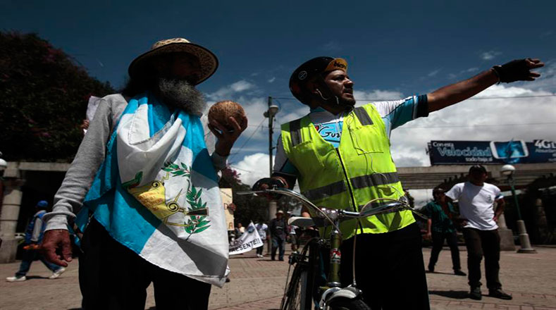 El hombre de 62 años, que colgaba de su cuello una bandera nacional guatemalteca, transitó varios tramos de la capital acompañado de simpatizantes.