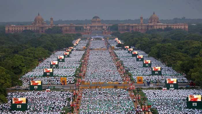 Cerca de 37 mil personas se reunieron en el centro de Nueva Delhi, capital india, en un acto que busca romper un récord Guinness.