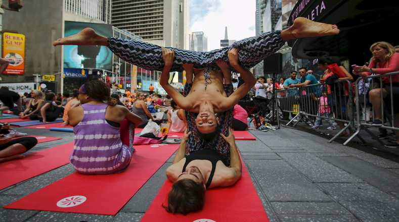 Miles de personas, entre ellas el Secretario general de Naciones Unidas Ban Ki-moon, celebraron este domingo en Times Square de Nueva York la primera Jornada Internacional del Yoga.