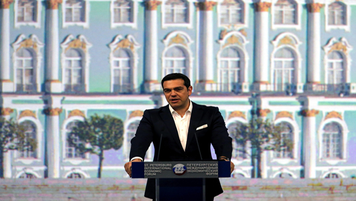 Tsipras durante su participación en el Foro de San Petersburgo, en donde llegó a un acuerdo energético con su homólogo ruso Vladimir Putin.