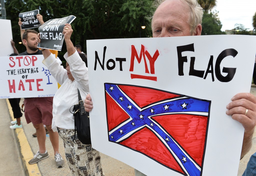 Manifestantes piden que se retire la bandera confederada de un edificio público en Carolina del Sur.