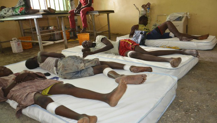 Jóvenes heridos reciben atención médica, en otro atentado de Boko Haram ocurrido la semana pasada.