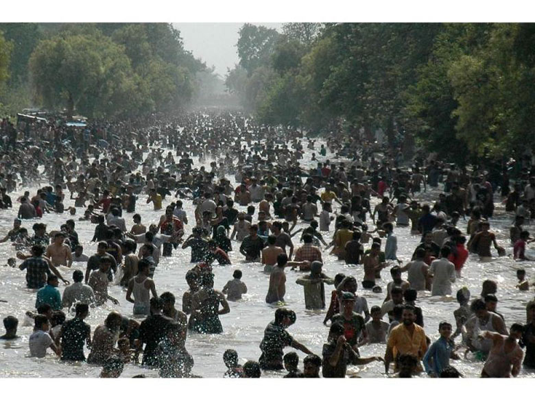 Cientos de paquistaníes se refrescan en un canal para mitigar el efecto de las altas temperaturas. 