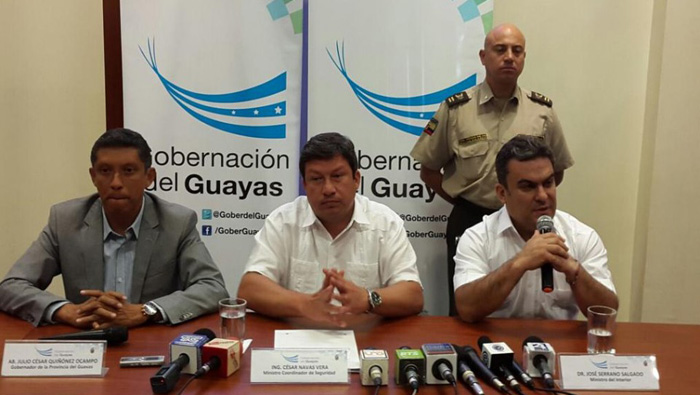 Los ministros del Interior José Serrano y de Seguridad César Navas hicieron la denuncia en la sede de la gobernación de Guayas.