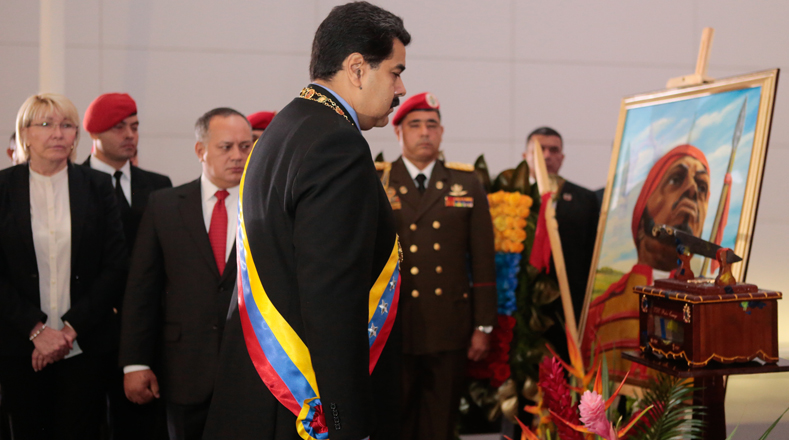 Presidente Nicolás Maduron rindió homenaje antes los restos del Negro Primero. 