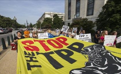 Ciudadanos estadounidenses protestan contra la firma del TPP.