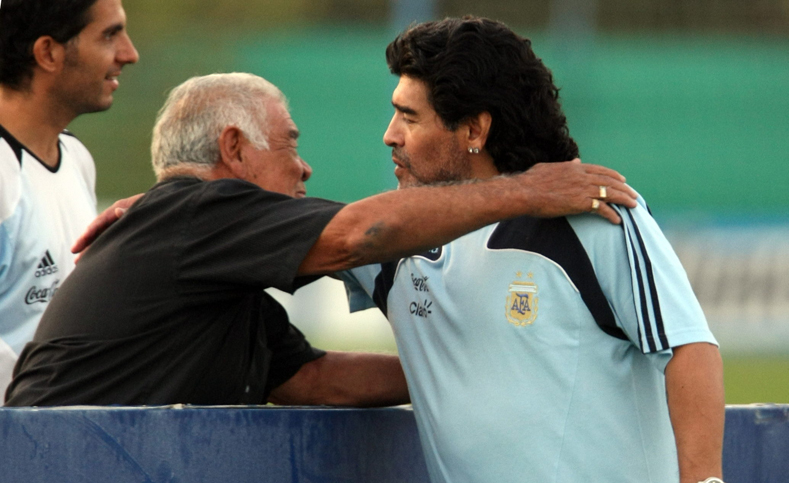 Mientras dirige una sesión de entrenamiento del combinado albiceleste en 2009, Maradona se acerca para abrazar a su padre.