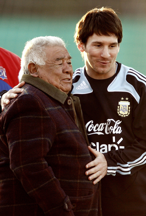 El jugador de la selección nacional de fútbol de Argentina, Lionel Messi comparte con Don Diego en 2009, en el entrenamiento del equipo para las Eliminatorias Sudamericanas para Sudáfrica 2010.