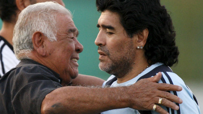 Maradona lamentó ante los medios de comunicación la muerte de su padre.