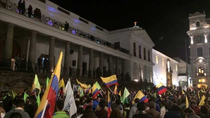 Las alrededores de la sede de Gobierno están abarrotados por el pueblo ecuatoriano