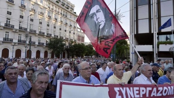 Los griegos protestan ante presión de eurogrupo para aplicar recortes sociales