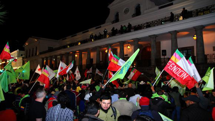 El pueblo ecuatoriano permaneció en los alrededores de la sede de Gobierno hasta pasada la medianoche.