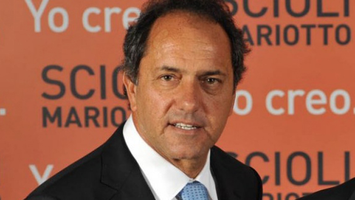 Daniel Scioli, del gobernante Frente para la Victoria, se mantiene a la cabeza de los sondeos, con más del 40 % de la intención de voto.