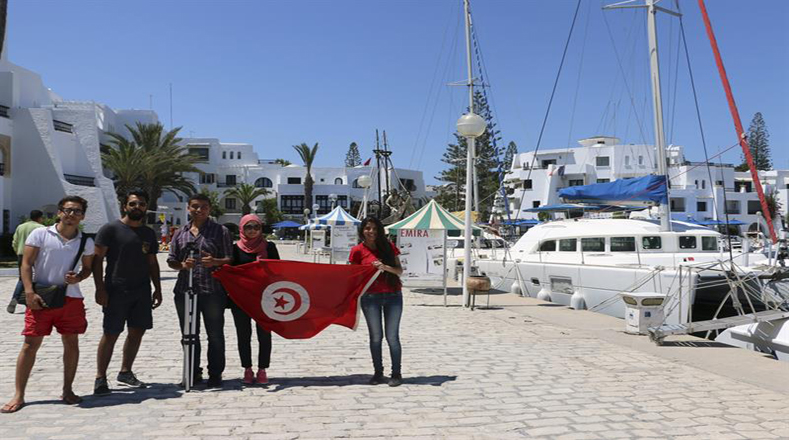 Algunos turistas decidieron portar la bandera de Túnez por el puerto, en solidaridad con la nación que ha sufrido uno de los mayores atentados terroristas.