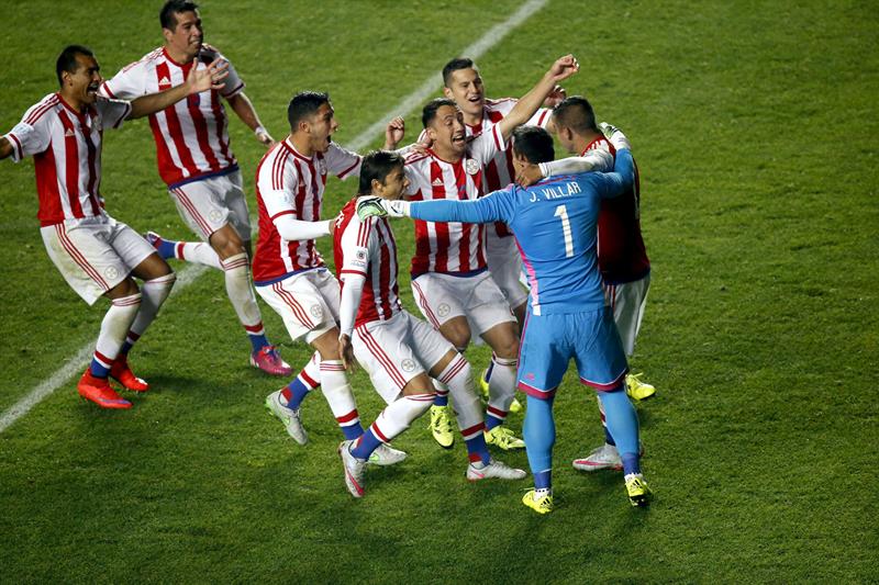 Los jugadores paraguayos el pase a semifinales tras el gol marcado en la tanda de penaltis por su compañero Derlis González en el partido con Brasil.