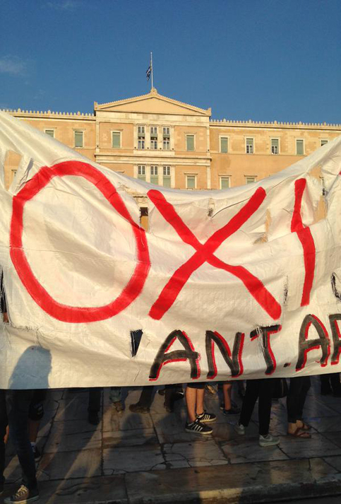 OXI es NO en griego, de esta forma apoyan esta opción en el referendo del 05 de julio, cuando decidirán si aceptan o no las medidas del eurogrupo.