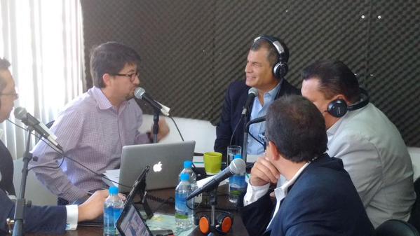 El presidente Correa, habló, bromeó y se divirtió en la entrevista de radio.