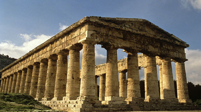 El teatro de Segesta es uno de los exponentes más atractivos de la arquitectura dórica en la Magna Grecia.